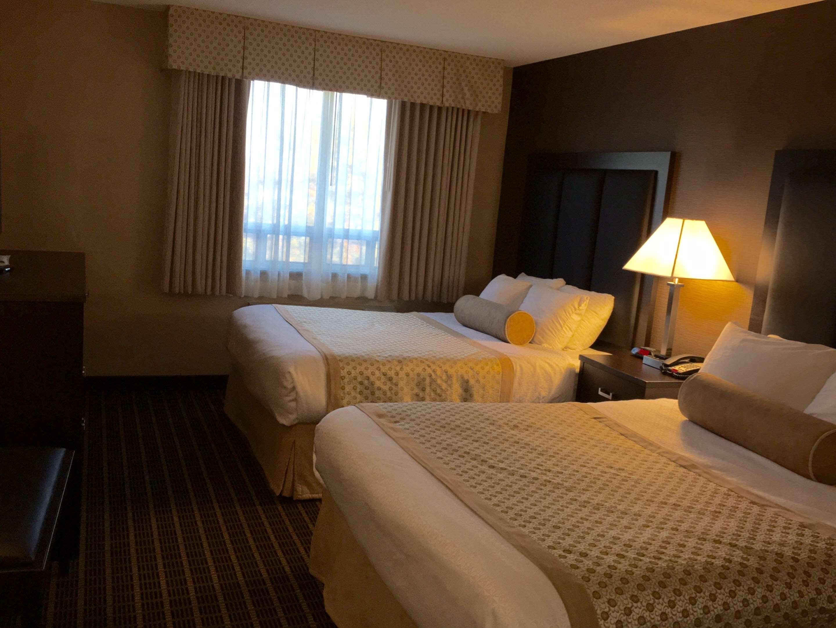 Best Western Plus Burlington Inn & Suites Exterior photo