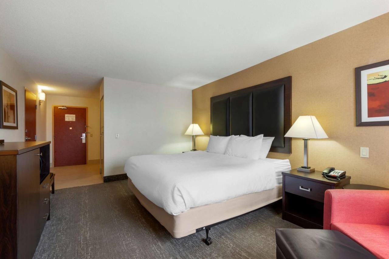 Best Western Plus Burlington Inn & Suites Exterior photo