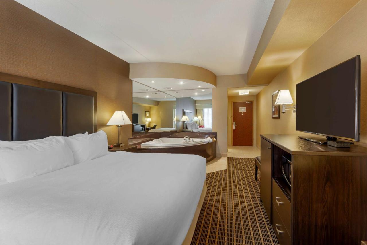 Best Western Plus Burlington Inn & Suites Exterior photo
